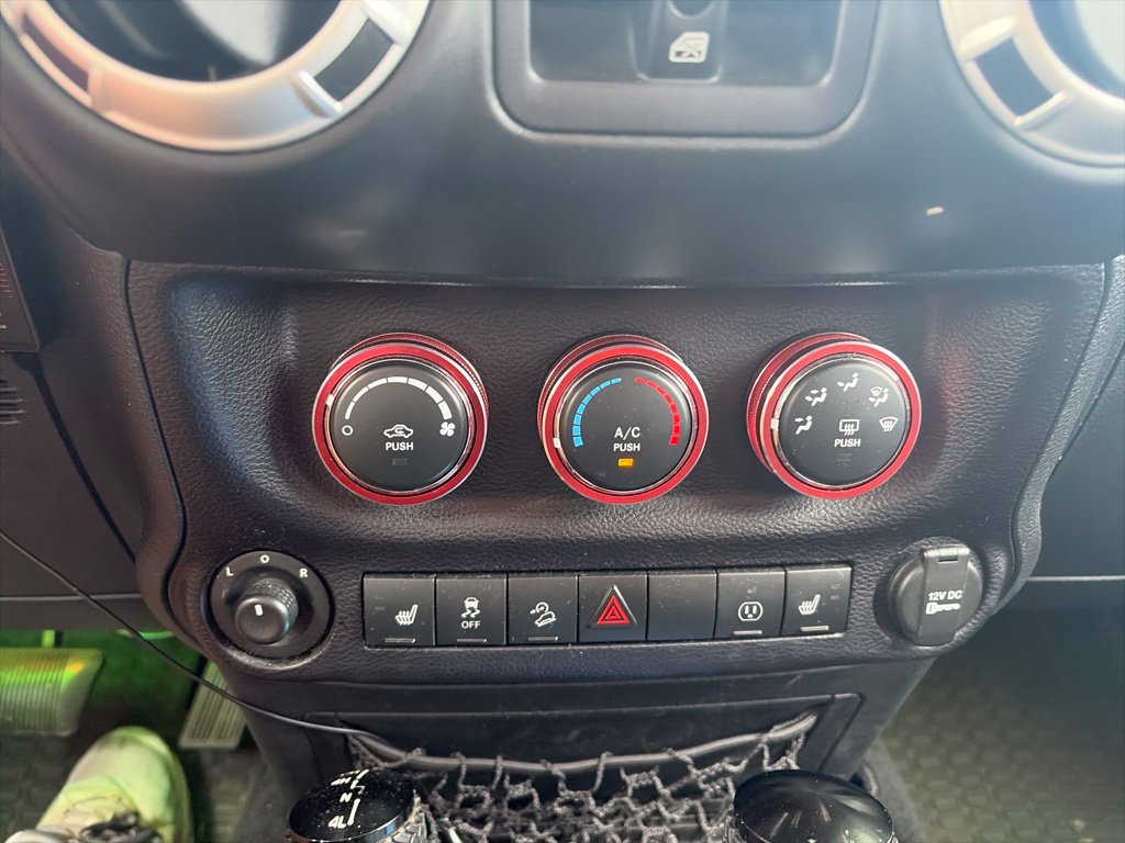 Used 2016 Jeep Wrangler Unlimited Sahara w/ Connectivity Group AWD/4WD image 22