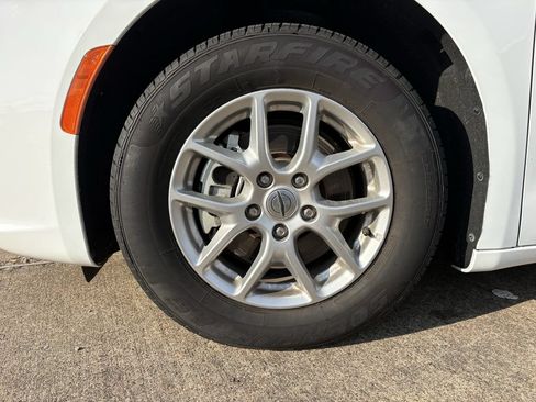 Used 2025 Chrysler Pacifica Select FWD image 9