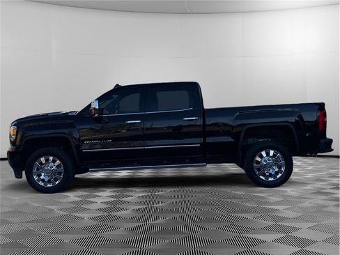 Used 2018 GMC Sierra 2500 Denali w/ Duramax Plus Package AWD/4WD image 2