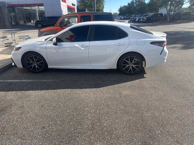 Used 2023 Toyota Camry SE w/ Convenience Package FWD image 2