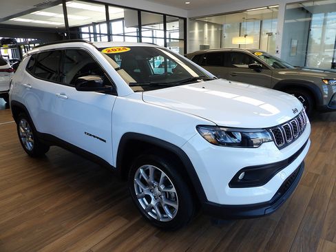 Used 2024 Jeep Compass Latitude w/ Sun and Sound Group AWD/4WD image 3