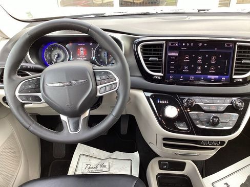 Used 2024 Chrysler Pacifica Touring-L image 23