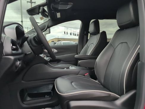 New 2026 Chrysler Pacifica Limited image 23
