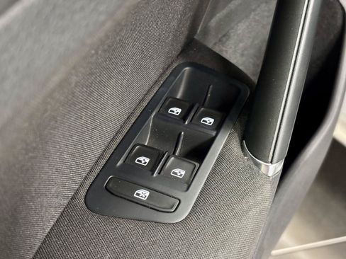 Used 2016 Volkswagen e-Golf SE FWD image 13