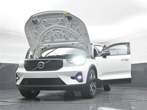 Used 2024 Volvo XC40 B5 Plus image 38