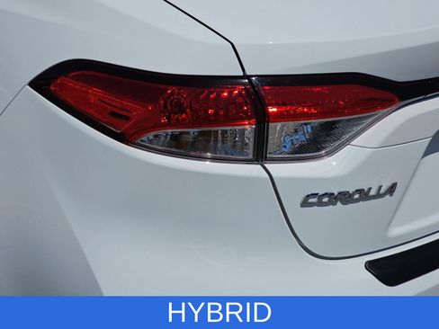Used 2025 Toyota Corolla LE w/ LE Premium Package FWD image 32