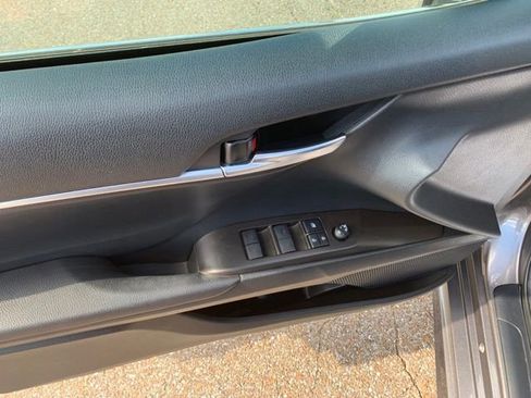 Used 2022 Toyota Camry SE w/ Cold Weather Package FWD image 11