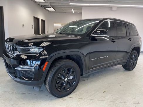 Used 2023 Jeep Grand Cherokee Limited w/ Trailer Tow Prep Group (B) image 4