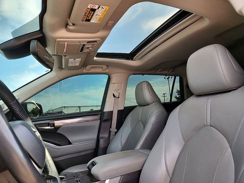 Used 2023 Toyota Highlander Limited FWD image 8