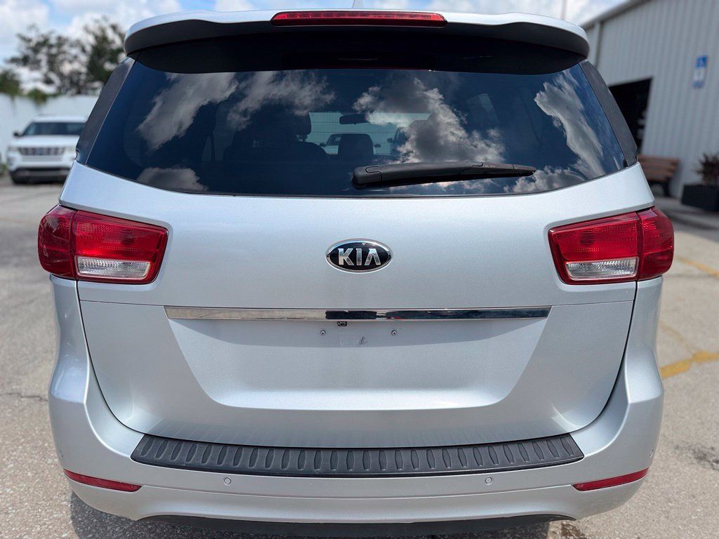 Used 2017 Kia Sedona LX w/ LX Essentials Premium Package FWD image 4