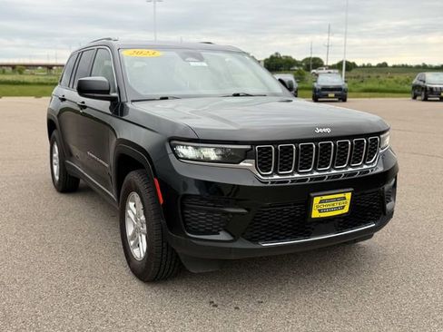 Used 2023 Jeep Grand Cherokee Laredo AWD/4WD image 3