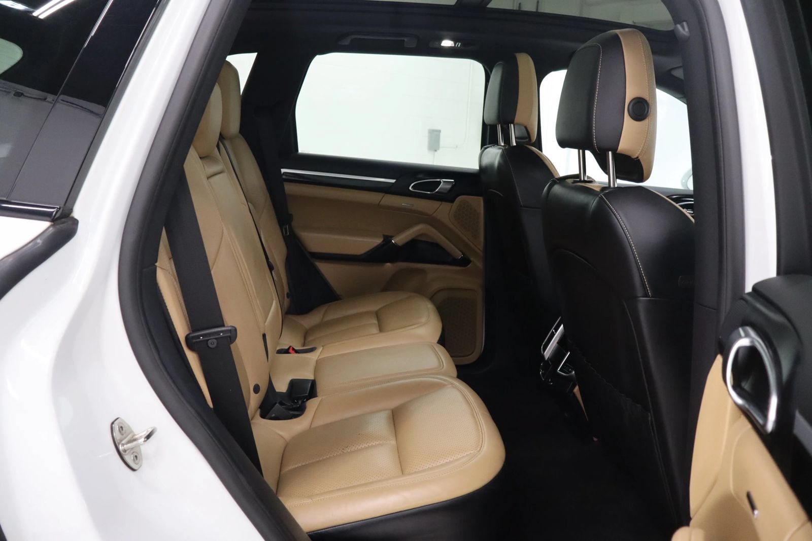 Used 2018 Porsche Cayenne AWD/4WD image 24