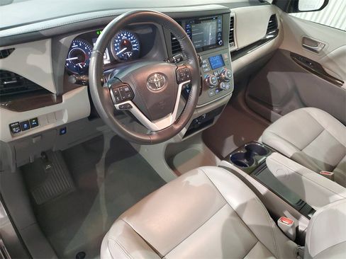 Used 2020 Toyota Sienna XLE image 15