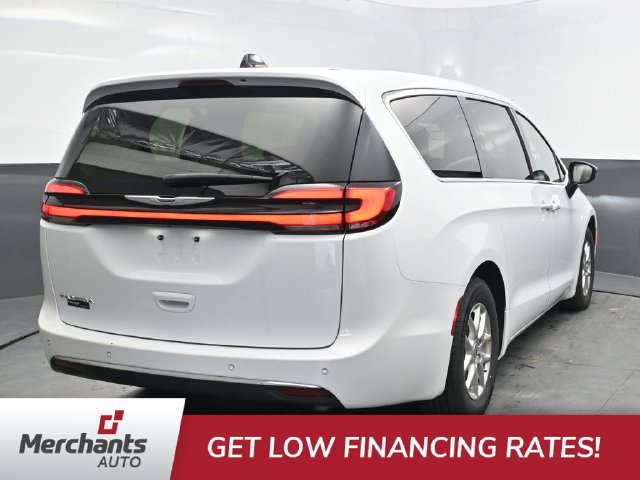 Used 2024 Chrysler Pacifica Touring-L FWD image 7