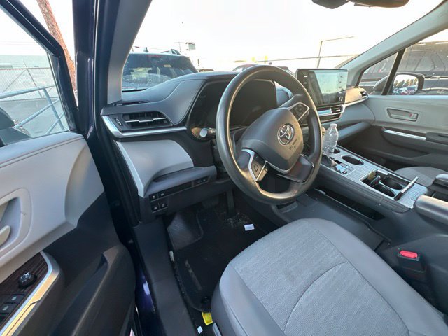 Used 2021 Toyota Sienna LE w/ LE Plus Package FWD image 11