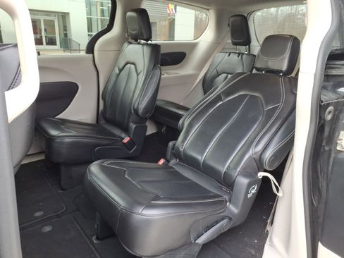 Used 2023 Chrysler Pacifica Touring-L image 12