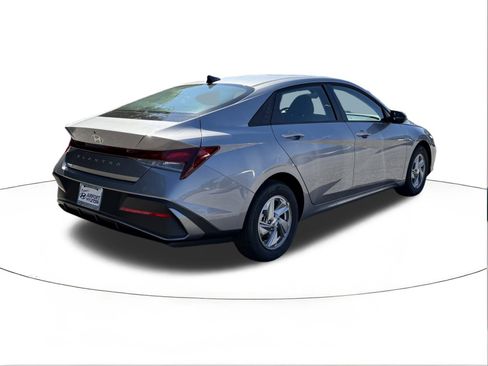 New 2026 Hyundai Elantra SE image 3