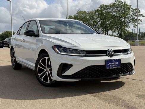 Used 2025 Volkswagen Jetta Sport FWD image 2