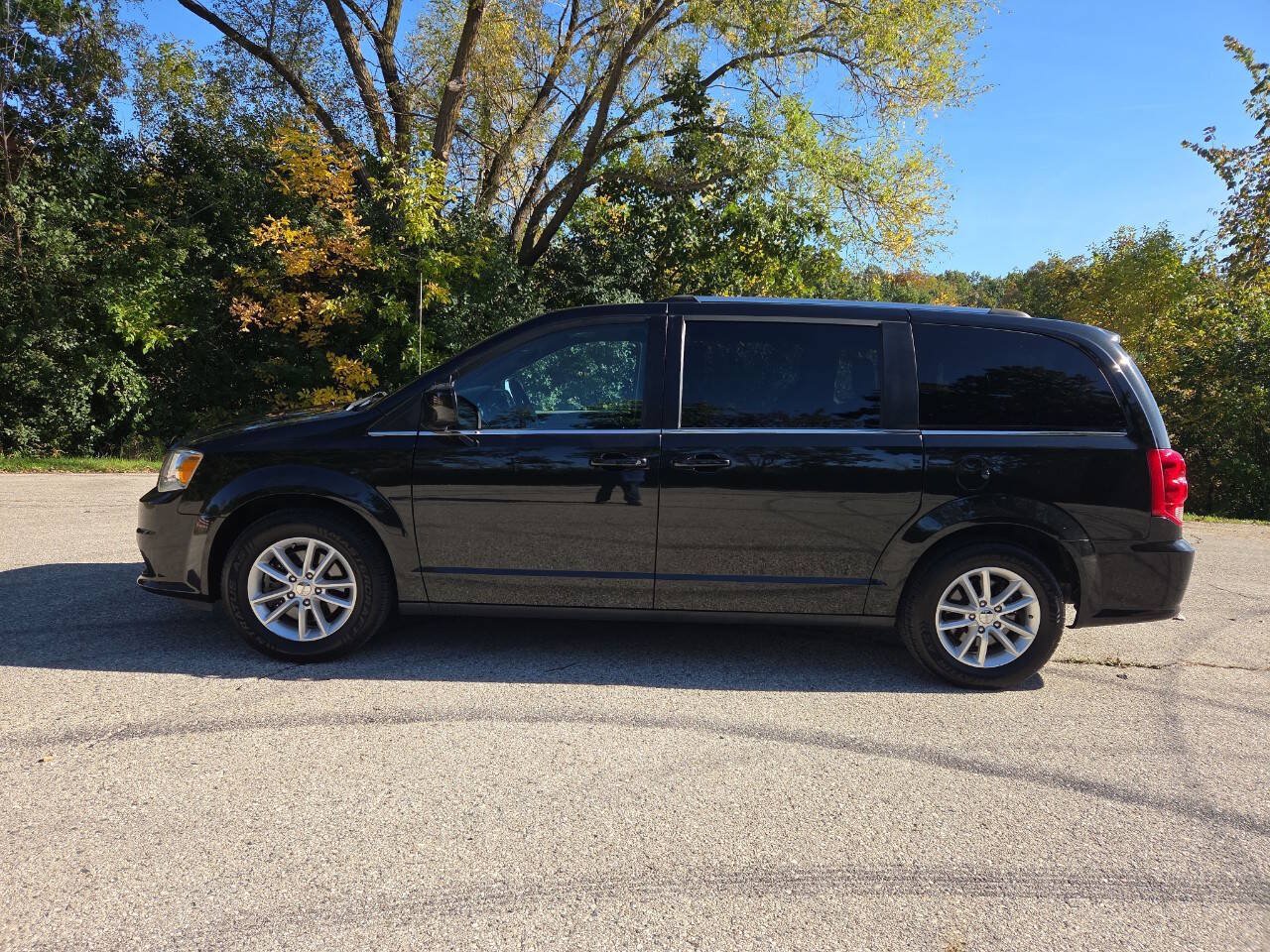 Used 2018 Dodge Grand Caravan SXT w/ Driver Convenience Group FWD image 3