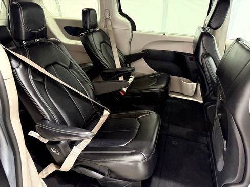 Used 2024 Chrysler Pacifica Touring-L FWD image 28