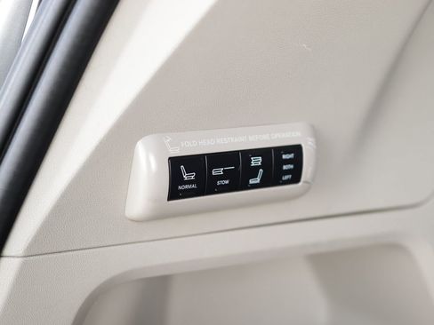Used 2014 Chrysler Town & Country Touring-L FWD image 11