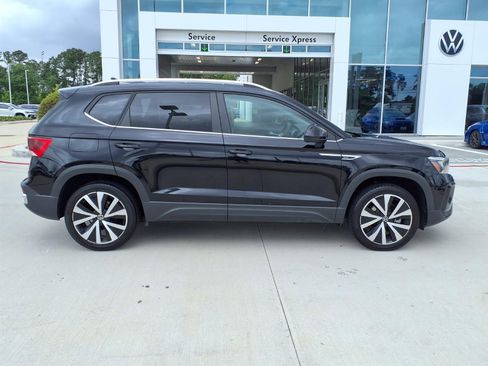 Used 2022 Volkswagen Taos SE FWD image 4