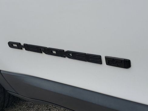 Used 2021 Jeep Cherokee Latitude Lux 80th Anniv w/ Quick Order Package 26U 80TH FWD image 6