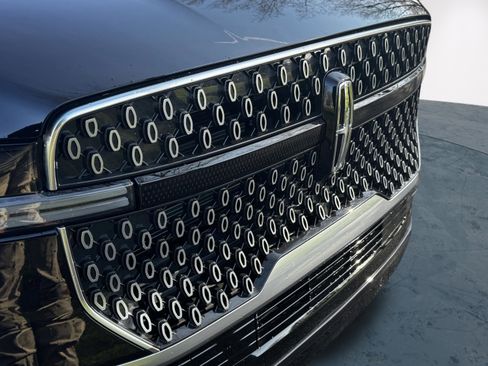 Used 2025 Lincoln Navigator Reserve image 18