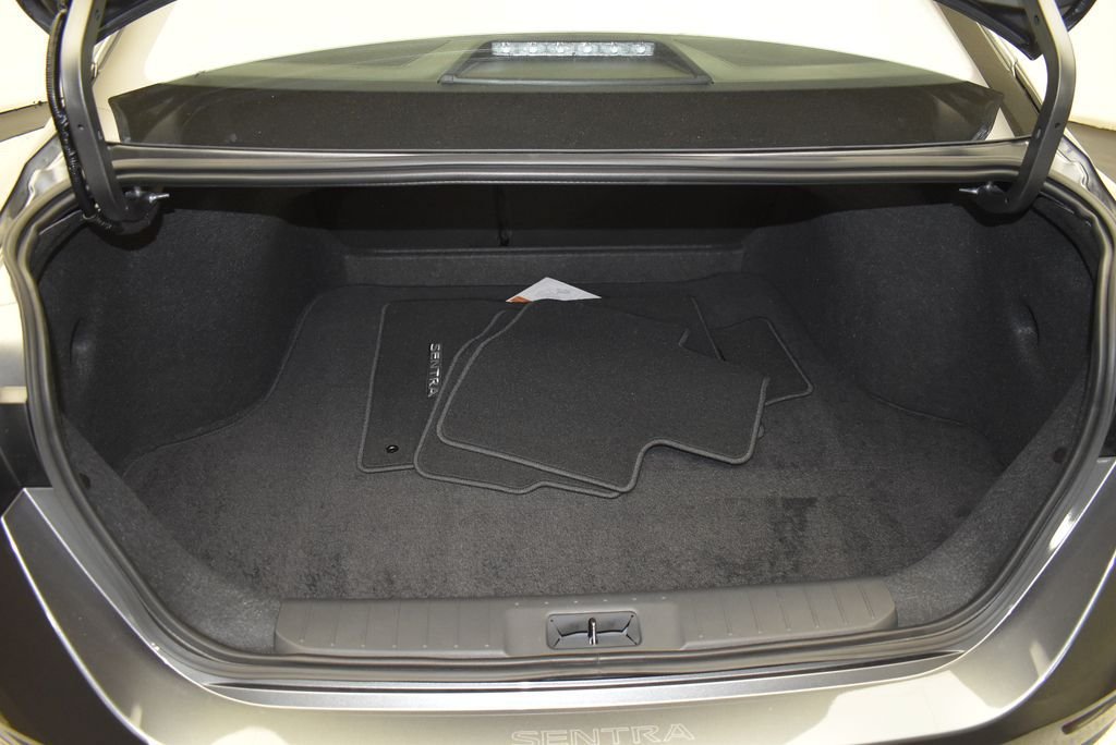 Used 2025 Nissan Sentra SR FWD image 38