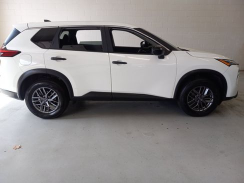 Used 2024 Nissan Rogue S AWD/4WD image 2