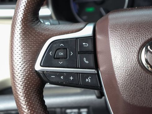Used 2023 Toyota Sienna Platinum FWD image 22