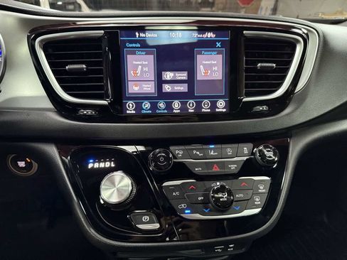 Used 2019 Chrysler Pacifica Touring-L Plus w/ Advanced Safetytec Group FWD image 19