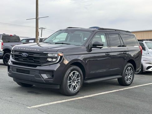 New 2026 Ford Expedition Active image 2