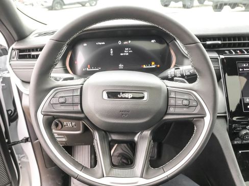 New 2025 Jeep Grand Cherokee Altitude image 28