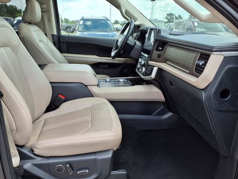 Used 2024 Ford Expedition Limited image 19