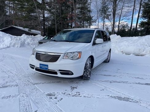 Used 2014 Chrysler Town & Country Touring image 5