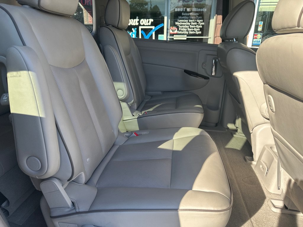 Used 2015 Nissan Quest Platinum FWD image 13