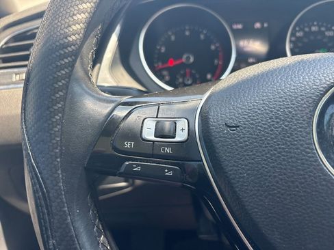 Used 2018 Volkswagen Tiguan SE w/ Panoramic Sunroof Package image 11