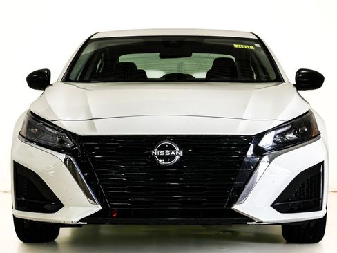 Used 2025 Nissan Altima 2.5 SV FWD image 2
