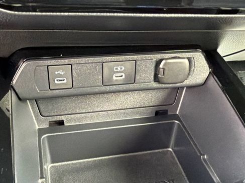 Used 2025 Toyota Prius LE FWD image 28