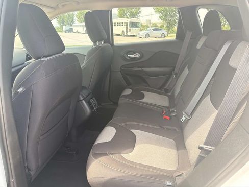 Used 2016 Jeep Cherokee Sport FWD image 21