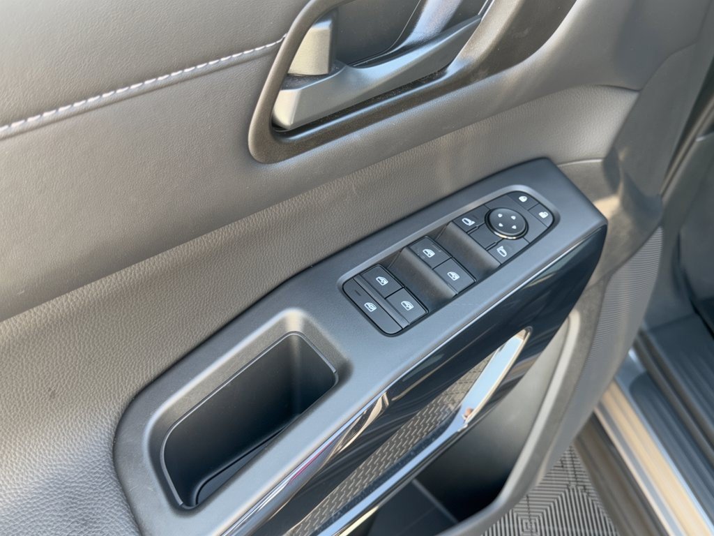 Certified 2025 Nissan Pathfinder SV FWD image 19