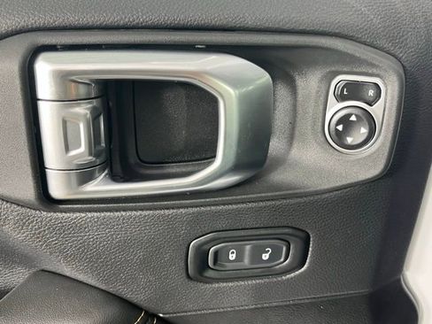 Used 2025 Jeep Wrangler Unlimited Sahara image 19