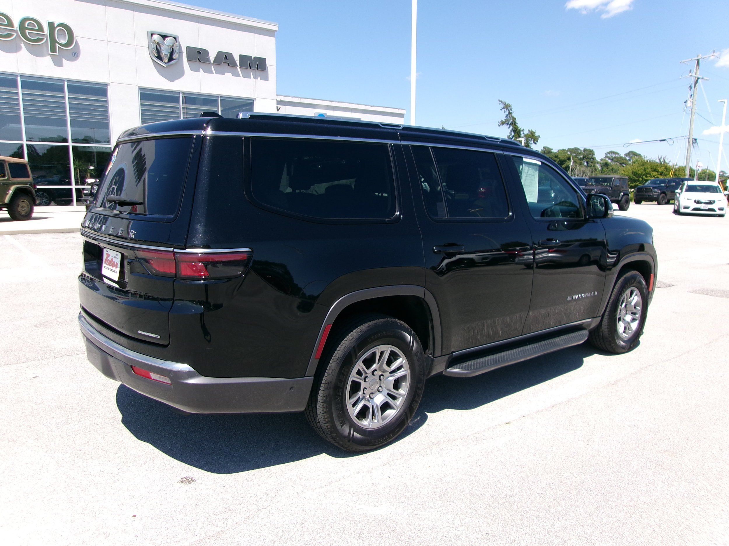 Used 2022 Jeep Wagoneer Series I w/ Convenience Group I AWD/4WD image 4