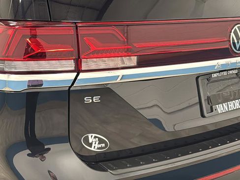 Used 2024 Volkswagen Atlas SE w/ Black Wheel Package image 39