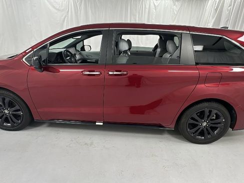 Used 2023 Toyota Sienna XSE image 6