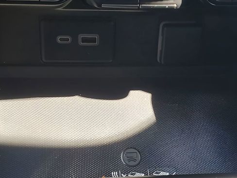 Used 2021 Chevrolet Suburban High Country image 33