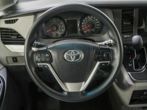 Used 2017 Toyota Sienna LE image 25