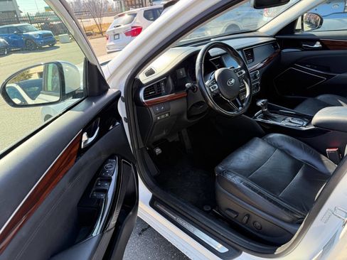 Used 2018 Kia Cadenza Premium w/ Luxury Package image 7