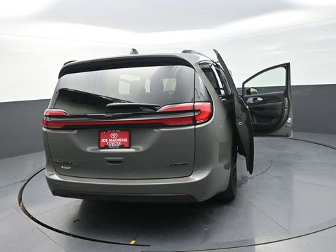 Used 2025 Chrysler Pacifica Limited image 41